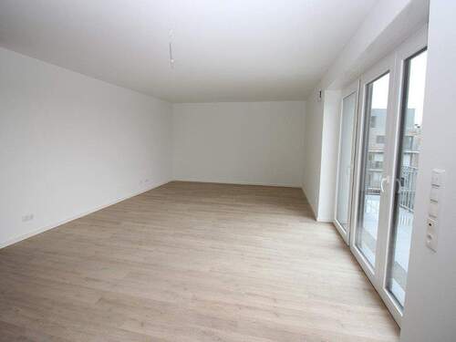 Wohn- und Essbereich mit Balkonzugang - 