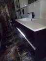 Modernes Waschbecken mit indirekter Beleuchtung - 
