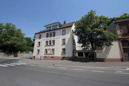 Würzburger Straße 2 Hausansich - Schöne Altbauwohnung mit eingerichteter Küche, Wintergarten und großem Balkon zu vermieten!