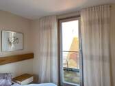 Schlafzimmer mit Zugang zum Balkon - 