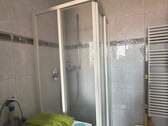 Badezimmer mit Dusche und Waschmaschinenanschluss - 