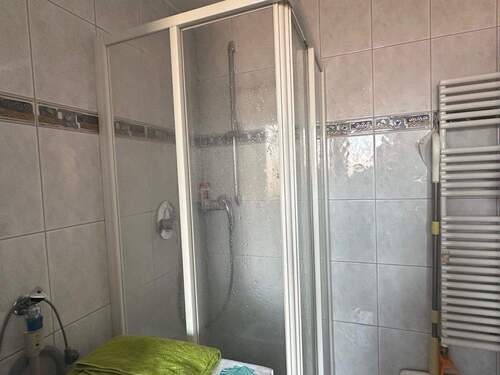 Badezimmer mit Dusche und Waschmaschinenanschluss - 