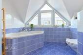 Badezimmer mit Dusche und Wanne - 