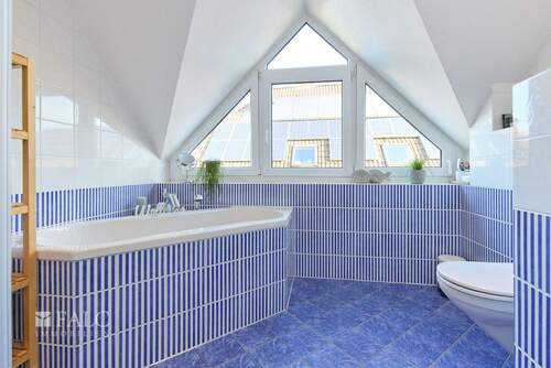 Badezimmer mit Dusche und Wanne - 