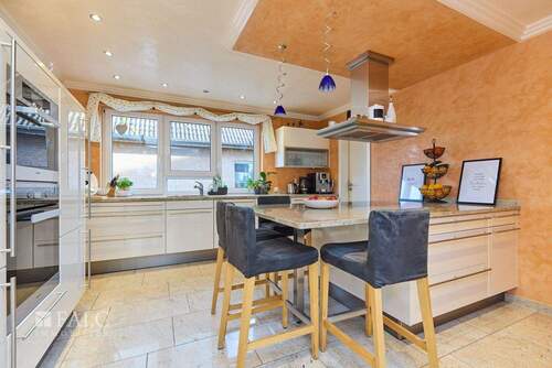 Offene Küche mit Sitzgruppe - 