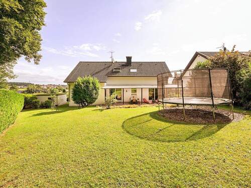 Fassade Garten - 7 Zimmer Einfamilienhaus zum Kaufen in Ettlingen / Schöllbronn