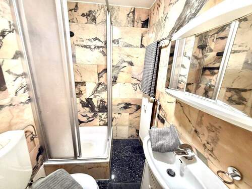 Ihr Badezimmer mit Dusche - 