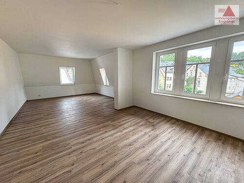 Wohnzimmer - Erstbezug! Großzügige 4-Raum-Wohnung in ruhiger Lage von Schneeberg