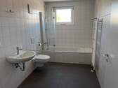 Bad mit Badewanne, Handtuchheizkörper - 