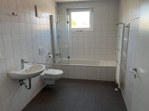 Bad mit Badewanne, Handtuchheizkörper - 