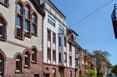 Hausansicht - Helle modernisierte Dachgeschoss Maisonette 4,5 Zimmer, 2 Tgl. Bäder, Dachterrasse, Balkon, Keller