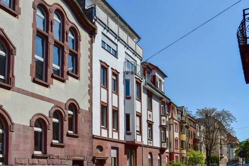 Hausansicht - Helle modernisierte Dachgeschoss Maisonette 4,5 Zimmer, 2 Tgl. Bäder, Dachterrasse, Balkon, Keller