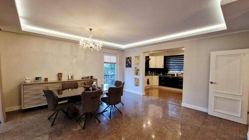  Wohnzimmer, Blick zur Küche - 