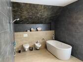 Bad mit Wanne und Dusche - 