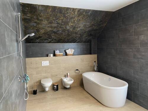 Bad mit Wanne und Dusche - 