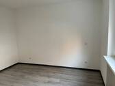 Seitlicher Blick ins Schlafzimmer mit Designvinylboden - 