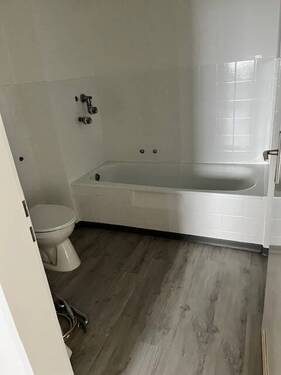 Badansicht mit Designvinylboden - 