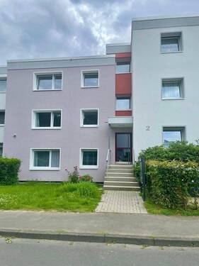 Außenansicht des dreistöckigen Wohngebäudes mit Hauseingang (Dürerstraße 2) - 1 Zimmer Etagenwohnung zur Miete in Baunatal