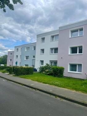Außenansicht der Häuserblocks (Dürerstraße 4, 2A, 2) mit pastellfarbener Fassade - Etagenwohnung mit 44,50 m&sup2; in Baunatal zur Miete