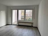 Frontansicht Wohnzimmer mit Blick auf Terrasse - 