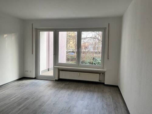 Frontansicht Wohnzimmer mit Blick auf Terrasse - 
