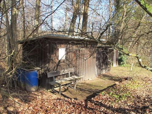 Gerätehaus mit Bodenplatte und Regentonnen.JPG - Grundstück zum Kaufen in Steinenbronn