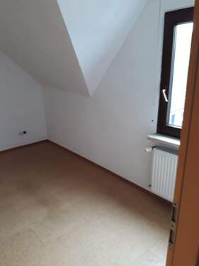 Zimmer 1.jpg - gemütliche DG-Wohnung zu vermieten