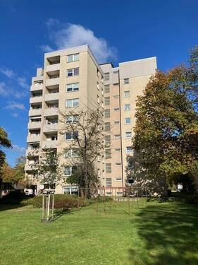 Rückansicht - Schöne 2-Zimmer-Wohnung mit Balkon, Einbauküche und Tageslichtbad ab 01.07 zu vermieten