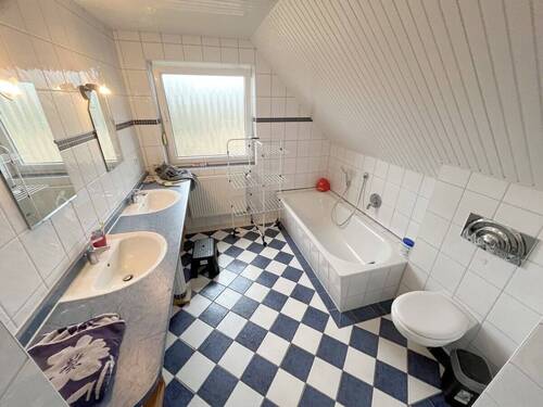 Haus 2 - DG Bad mit Dusche und Wanne Bild 1 - 