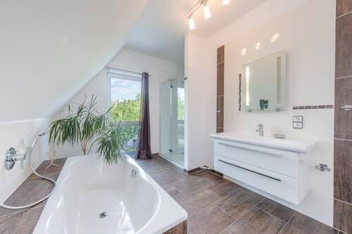 Modernes, stilvolles Vollbad - 