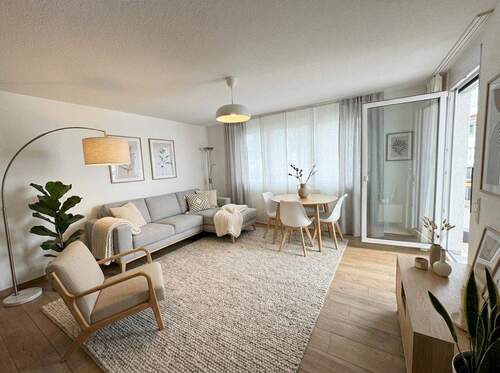 Wohnzimmer (KI Staging) - Moderne, barrierefreie 2-Zimmer-Hochparterre-Wohnung mit Balkon