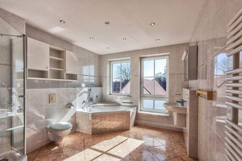 Edles, großes Badezimmer mit Eckbadewanne und Dusche - 