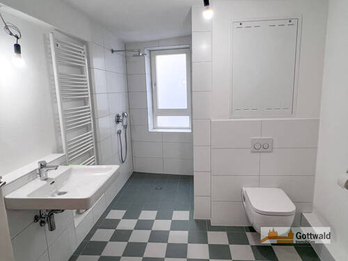 Tageslichtbad mit bodenebener Dusche - Etagenwohnung mit 80,20 m&sup2; in Esslingen zur Miete