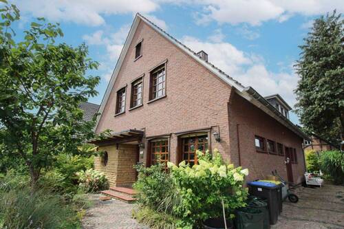 Außenansicht Haus - Handwerker aufgepasst! Großes Einfamilienhaus mit Nebengebäude und 800 m² Grundstück