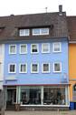 Außenansicht vorne - Wohn- und Geschäftshaus (Reihenmittelhaus) mit 3 Wohnungen und Gewerbeeinheit (Laden)