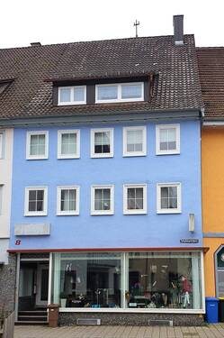 Außenansicht vorne - Wohn- und Geschäftshaus (Reihenmittelhaus) mit 3 Wohnungen und Gewerbeeinheit (Laden)