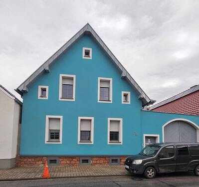 Ansicht - ~~ GEPFLEGTES SANIERTES EINFAMILIENHAUS MIT BALKON, STELLPLATZ, INNENHOF UND NEBENGEBÄUDE ~~