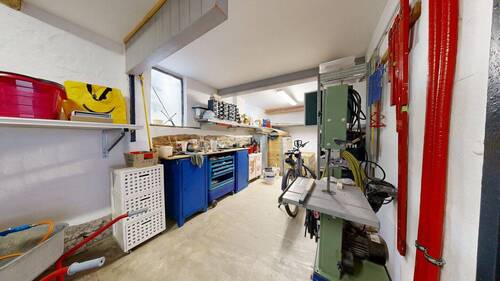 Werkstatt hinter Unterstand / Büro - 