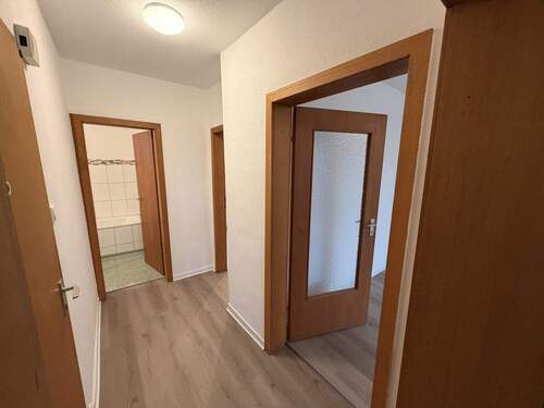 Flur - Etagenwohnung mit 75,50 m&sup2; in Duisburg zum Kaufen