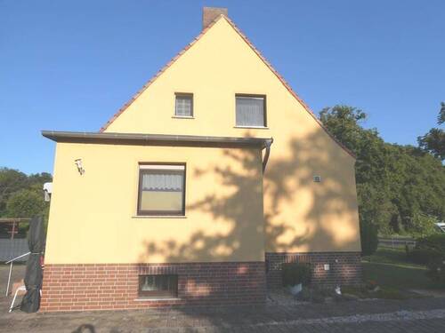 Haus Giebelseite mit Anbau Gäste-WC im EG - 4 Zimmer Mehrfamilienhaus, Wohnhaus in Calau