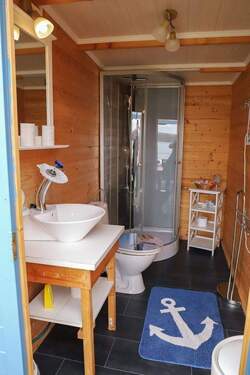 Bad mit Fertigdusche neu - 2 Zimmer Bungalow in Saalburg-Ebersdorf