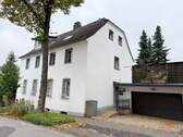 Vorderansicht - Renovierungsbedürftiges 2-Familienhaus mit Garage und parkähnlichen Grundstück