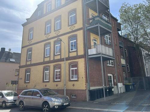 Hausansicht - Frisch renovierte 2-Zimmer-Whg. mit Balkon, nähe Marienthal