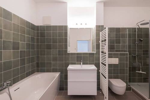 Bad mit Wanne und Dusche - 