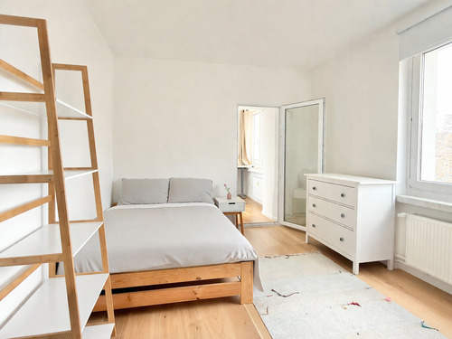Schlafzimmer 2 - Blick zum Wintergarten - 