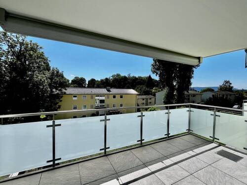...dank der Glasfront zum großen Balkon... - 