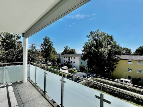 Der Balkon bietet genug Platz - 