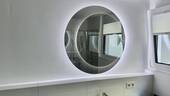 ...mit leuchtendem Designerspiegel... - 