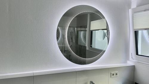 ...mit leuchtendem Designerspiegel... - 