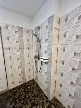...und ebenerdiger Walk-in Dusche - 